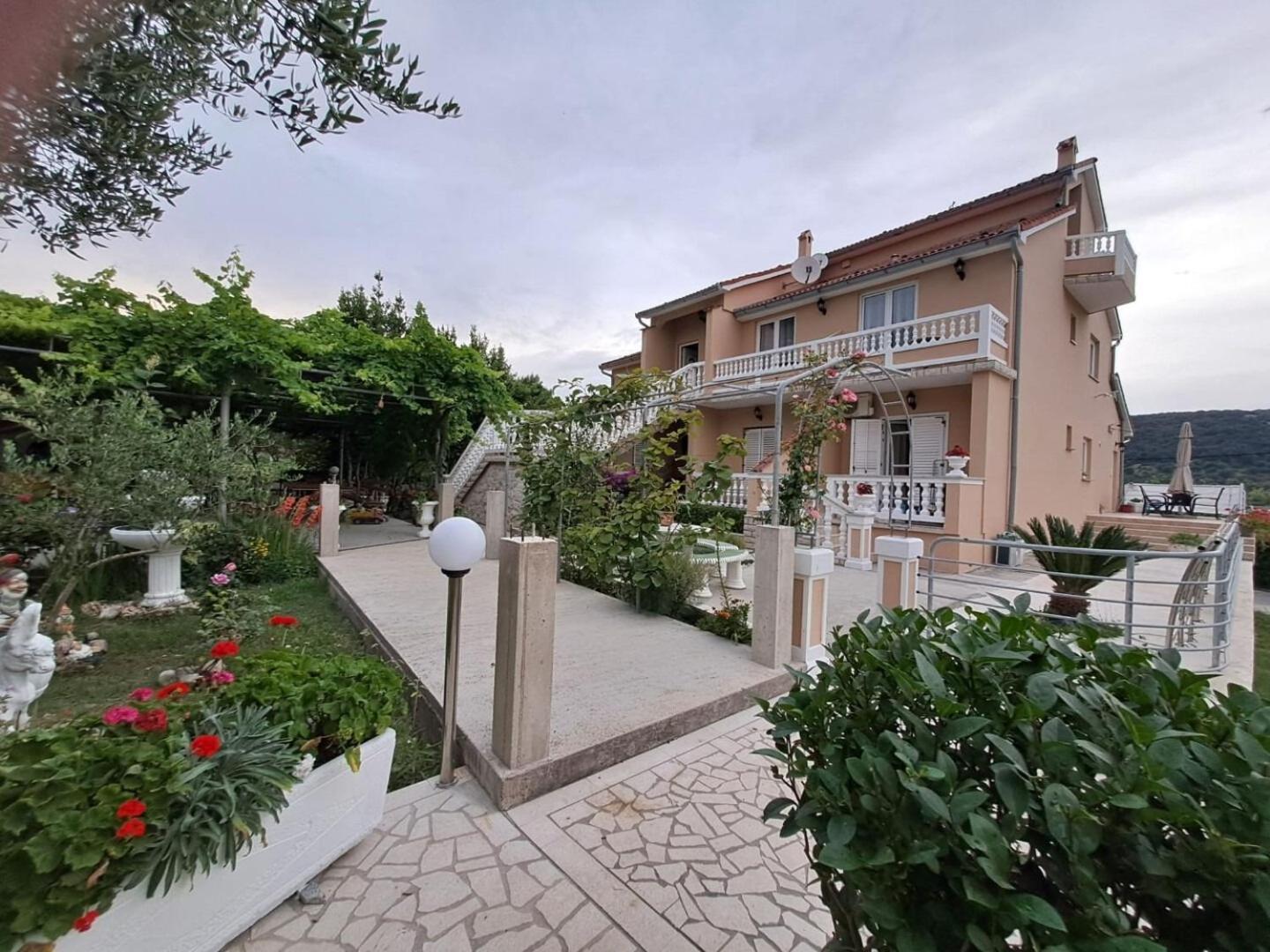 Apartments Mig - With Beautiful Garden Supetarska Draga Extérieur photo